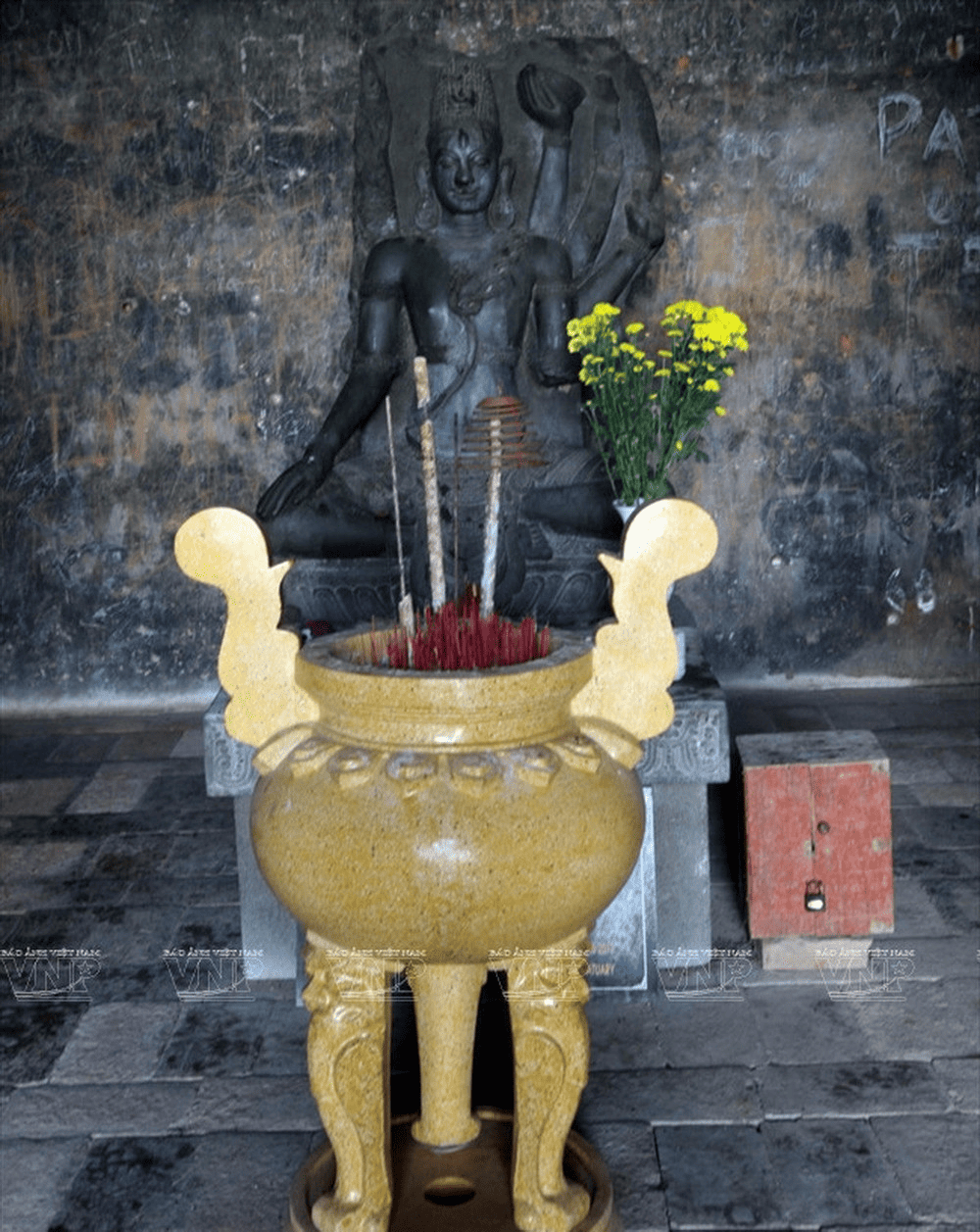 Tượng thần Shiva ngồi kiết già trên đài sen, thể hiện sự uy nghiêm và tĩnh lặng (Nguồn: Vietnam+)